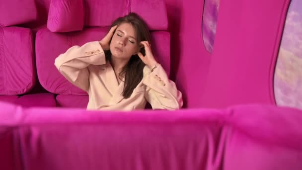 Giovane Donna Posa Uno Studio Con Sedili Pareti Aeroplano Rosa — Video Stock