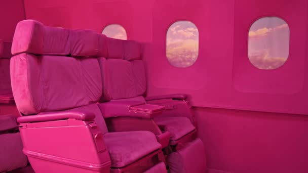 ピンクの飛行機の座席 ポートホール付きのスタジオ — ストック動画