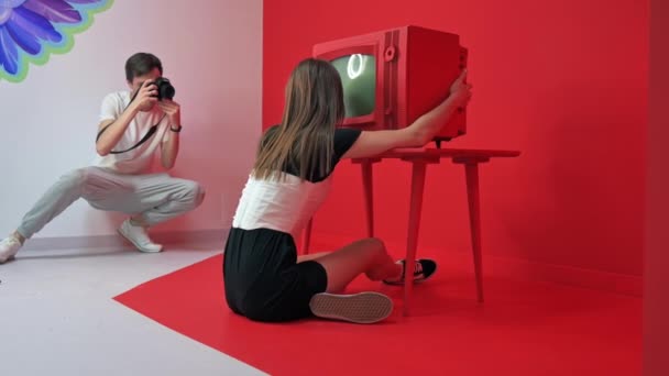 Fotografo Che Fotografa Una Giovane Donna Con Una Rossa Epoca — Video Stock