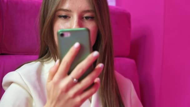 Chisinau Moldova 2022年1月 携帯電話のQrコードでCovid 19国際予防接種証明書を示す女性 ピンクの背景 — ストック動画