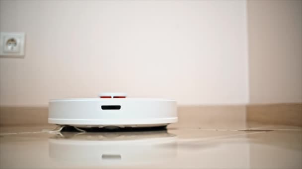 Εργασία Ρομποτική Ηλεκτρική Σκούπα Στο Σπίτι Κινείται Στο Πάτωμα Πλακιδίων — Αρχείο Βίντεο