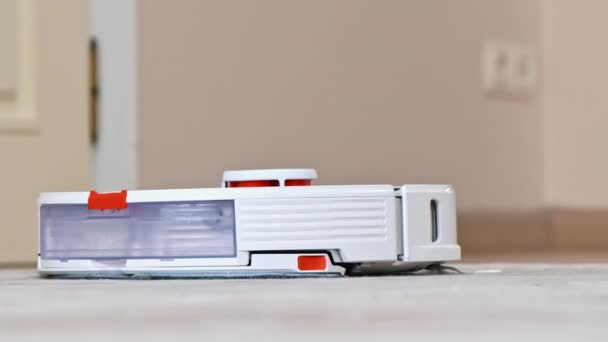 Εργασία Ρομποτική Ηλεκτρική Σκούπα Στο Σπίτι Κινείται Ένα Χαλί — Αρχείο Βίντεο