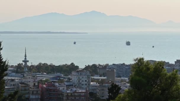 ギリシャのサロニキのエーゲ海沿岸 船の行 — ストック動画