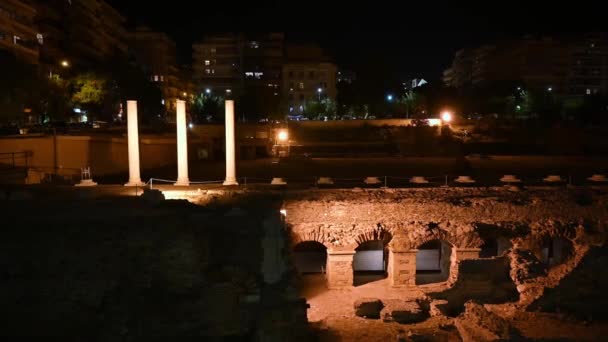 Ókori Görög Ásatások Éjszaka Szalonikiben Éjjeli Fényekkel Lakóépületekkel Görögországban — Stock videók