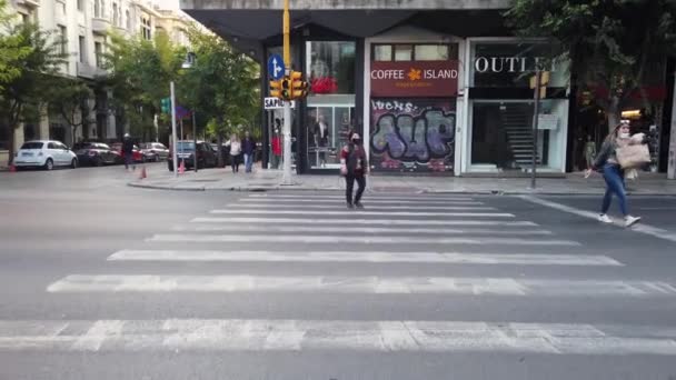 Saloniki ギリシャ 2020年9月 街の街並み 横断歩道の人々 緑と住宅の建物 ギリシャのサロニキ — ストック動画