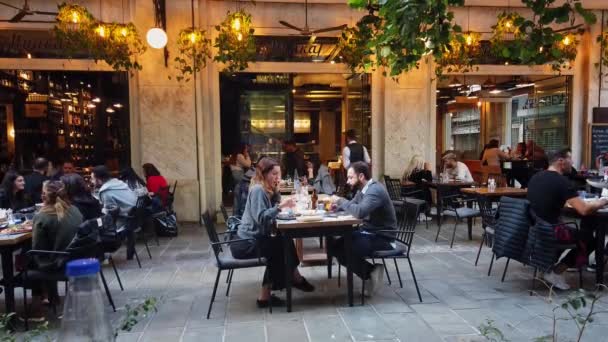 Saloniki ギリシャ 2020年9月 街の街並み 複数の人がカフェで食事や休憩をする — ストック動画