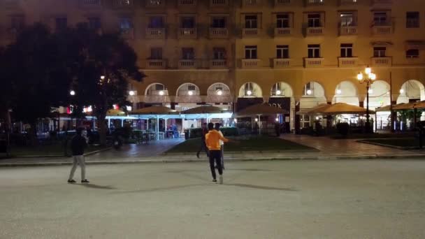 Saloniki Grécia Setembro 2020 Praça Central Cidade Noite Com Pessoas — Vídeo de Stock