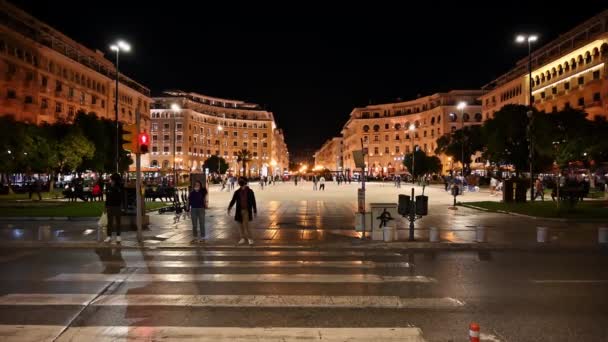 Saloniki ギリシャ 2020年9月 複数の歩行者や建物と夜の街の中央広場 — ストック動画