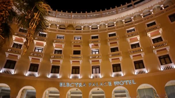 Saloniki ギリシャ 2020年9月 ナイトライト 歩行者 駐車車を備えた中央広場のエレクトラパレスホテル — ストック動画