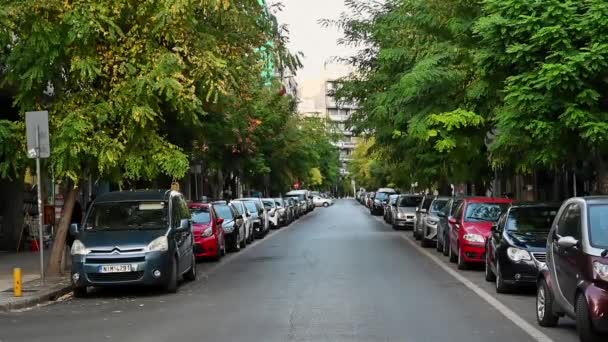Saloniki Görögország Szeptember 2020 Város Utcaképe Zöldellő Mellette Parkoló Autók — Stock videók