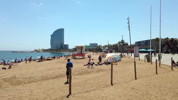 Barcelona Spanien Juni 2021 Strand Mit Ruhenden Menschen Uferstraße Viel — Stockvideo