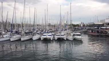 BARCELONA, İspanya - Haziran 2021 Deniz Limanı. Bir sürü demirli tekne ve yat var.