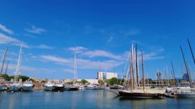BARCELONA, İspanya - Haziran 2021 Deniz Limanı. Bir sürü demirli tekne ve yat var.