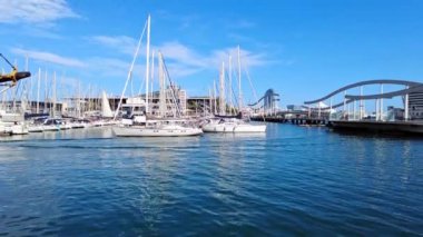 BARCELONA, İspanya - Haziran 2021: Barcelona, İspanya 'daki deniz limanı. Bir sürü demirli tekne ve yat var.