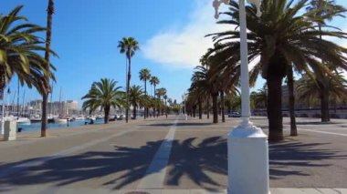 BARCELONA, İSPAN-HAZİRAN 2021: Yürüyen insanlar, yeşillik, deniz limanı