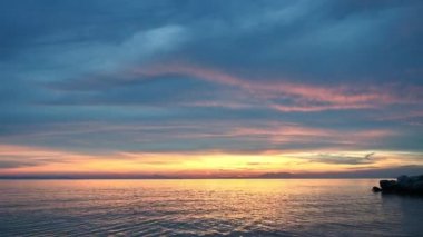 Ege Denizi 'nde gün batımı. Sarı ışık, mesafeye iniş, su, Yunanistan