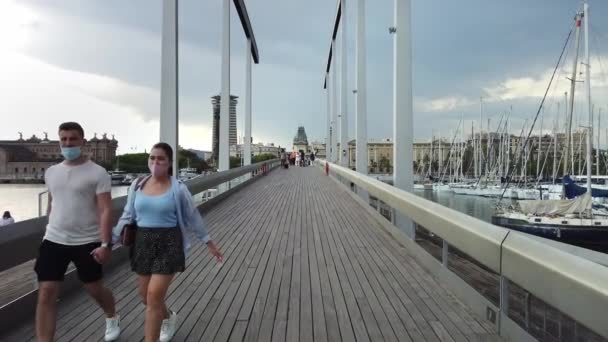 Barcelona España Junio 2021 Calle Embankment Caminante Puente Edificios Puerto — Vídeos de Stock