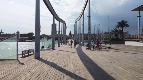 Barcelona Spain June 2021 Embankment Street Walking People Bridge Buildings — Stock Video
