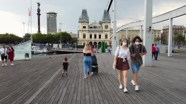 Барселона Испания Июнь 2021 Набережная Ходячие Люди Мост Здания Морской — стоковое видео