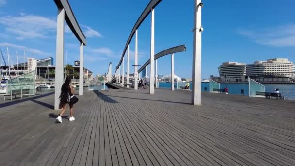 バルセロナ スペイン 2021年6月 堤防の通り 建物を歩く — ストック動画