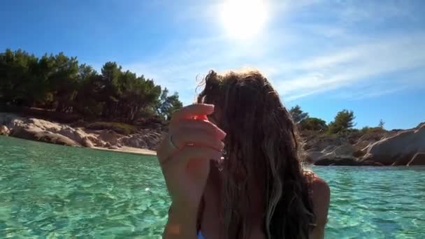 地中海の水の中で水着の女性は 背景に海岸 スローモーション — ストック動画