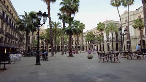 Barcelona Ισπανια Ιουνιοσ 2021 Πλατεία Περπάτημα Ανθρώπων Πράσινο Καφετέριες Αρχαία — Αρχείο Βίντεο