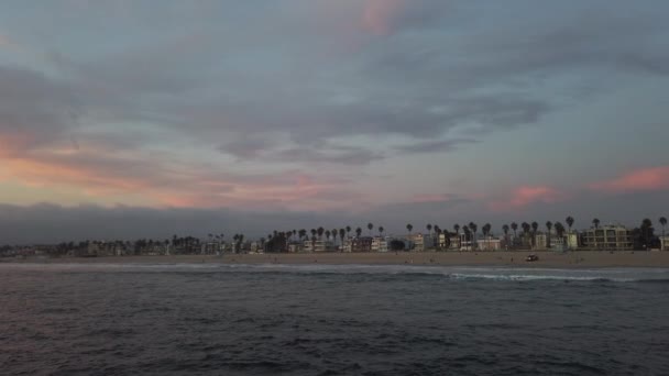 Schöner Sonnenuntergang Nahe Der Küste Das Meer Reflektiert Die Wolkenlandschaft — Stockvideo