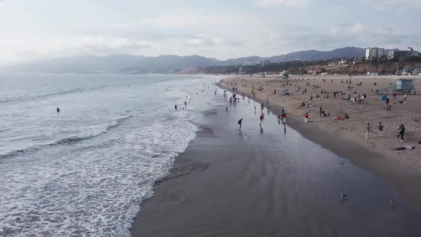 Κινηματογραφικό Τοπίο Της Παραλίας Του Άνθρωποι Γύρω Και Τεράστια Κύματα — Αρχείο Βίντεο