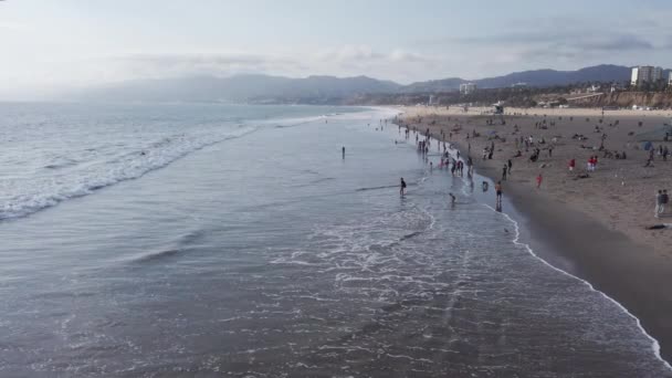 Кінематографічна Зйомка Ландшафту Пляжу Лос Анджелеса Навколо Величезні Хвилі — стокове відео
