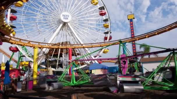 Şehir Manzarası Macera Temalı Park Turist Eğlencesi — Stok video