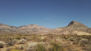 Bakır kırmızı taş ve kırmızı renkli kanyon tam gün ışığında. Nevada, ABD