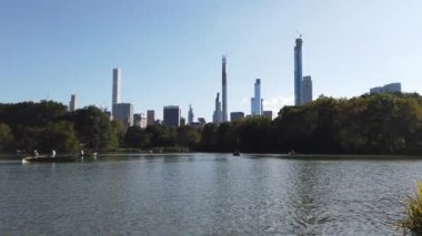 Brooklyn Köprüsü Parkı. Arkasında Manhattan Skyline var.