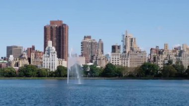 Arka planda Manhattan Skyline olan Brooklyn Köprüsü Parkı 'nın görüntüsü. Önplanda NYC 'yi yansıtan göl