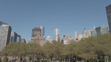 Arka planda Manhattan Skyline olan Empire Binaları gölünün görüntüsü. Önplanda NYC 'yi yansıtan göl.
