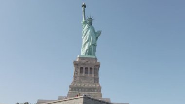 Bir gemiden görülen Özgürlük Heykeli.