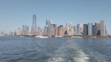 Arka planda Manhattan Skyline olan Empire Binaları gölünün görüntüsü. Su New York şehir merkezini ön planda yansıtıyor..