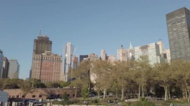 Brooklyn 'in ortasındaki göl. Arkasında Manhattan Skyline var..