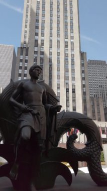 Horace Greeley Meydanı 'nda oturan birinin tarihi anıtı.