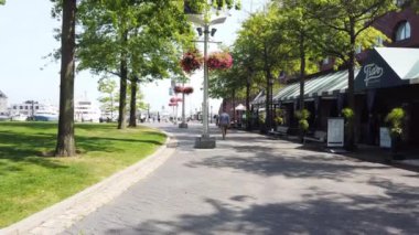 BOSTON, ABD - Eylül 2019: şehir merkezinin sokak manzarası. Geleneksel yerel tarzı olan binalar, boş yollar, yeşillikler.