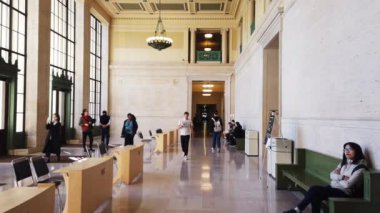 BOSTON, ABD - Eylül 2019: MIT, Massachusetts Kampüsü 'nde bekleyenler ve yürüyenler