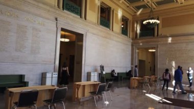 BOSTON, ABD - Eylül 2019: MIT salonlarında yürüyen insanlar