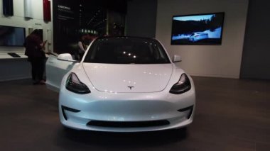 BOSTON, ABD - EPTEMBER, 2019: Uluslararası Otomobil Festivali 'nde elektrikli beyaz dört koltuklu Tesla' nın ön görüntüsü