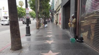 LOS ANGELES, ABD - Eylül 2019: Hollywood Şöhret Yolu 'nun sokak sahnesi
