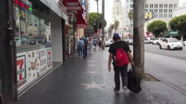 LOS ANGELES, ABD - Eylül 2019: Hollywood Şöhret Yolu sokak sahnesi. Tarihi dönüm noktası.