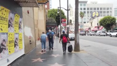 LOS ANGELES, ABD - Eylül 2019: Hollywood Şöhret Yolu 'nun sokak sahnesi