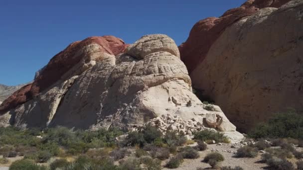 铜红的石头和红色的峡谷在充分的阳光下 美国内华达州 — 图库视频影像