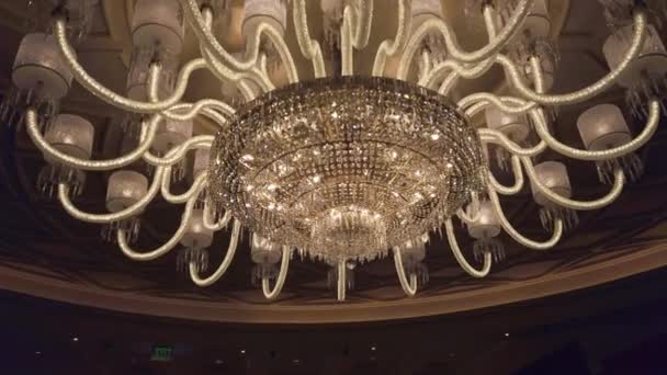 Beau Lustre Vintage Avec Des Lumières Luxueuses Dans Opéra — Video