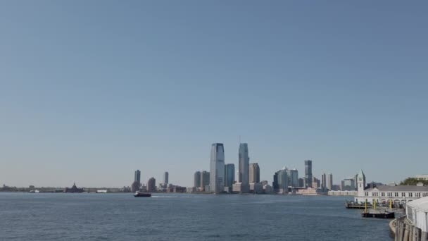 Широкоугольные Кадры Бруклинского Района Манхэттенским Горизонтом Заднем Плане Противоположной Стороны — стоковое видео