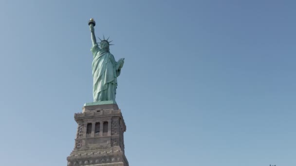 Άγαλμα Της Ελευθερίας Πανόραμα Δει Από Ένα Σκάφος — Αρχείο Βίντεο