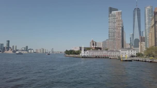Видеозапись Озера Эмпайр Билдингс Манхэттенским Горизонтом Заднем Плане Отражение Воды — стоковое видео